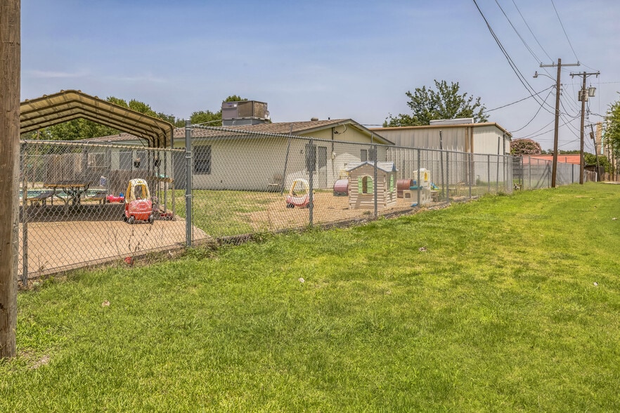 More Photos Of 2418 College Ave, Garland Daycare Center For Lease