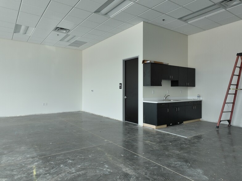 More Photos Of 13270 W Bell Rd, Surprise Distribution For Lease