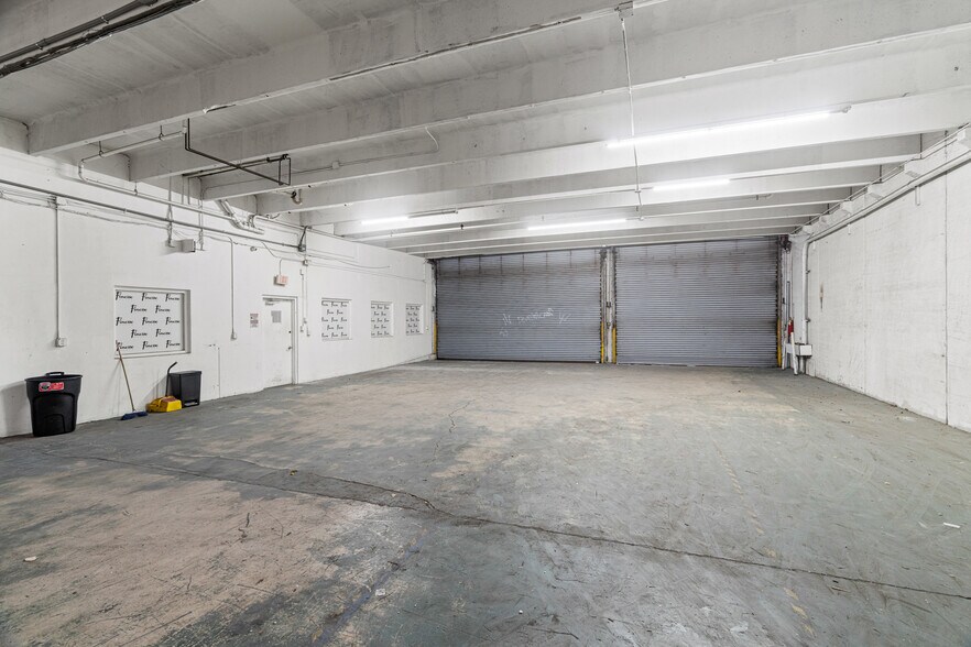 More Photos Of 2741 W 76th St, Hialeah Warehouse For Lease