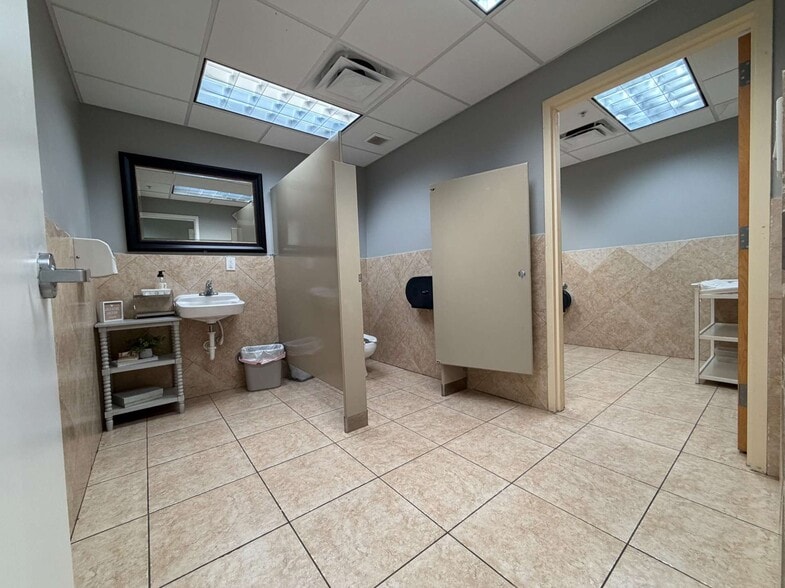 More Photos Of 1100 S Powerline Rd, Deerfield Beach Showroom For Lease
