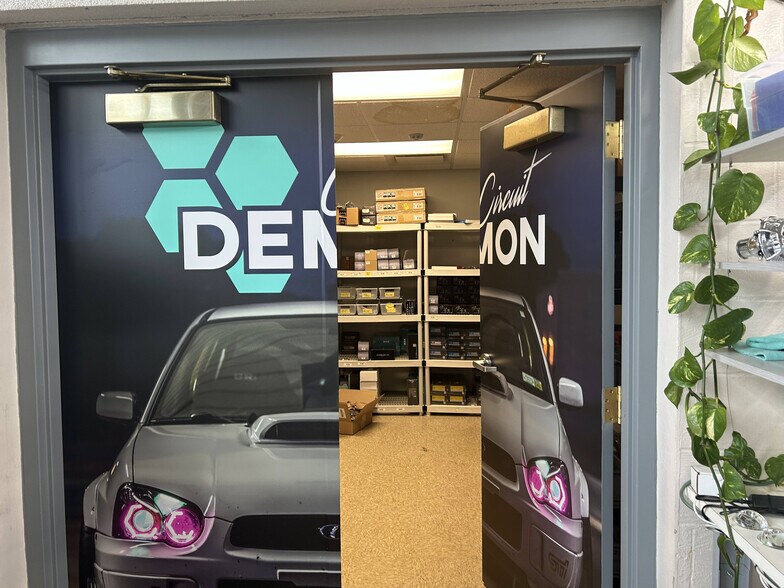 More Photos Of 70 Ridge Rd, Ontario Showroom For Lease