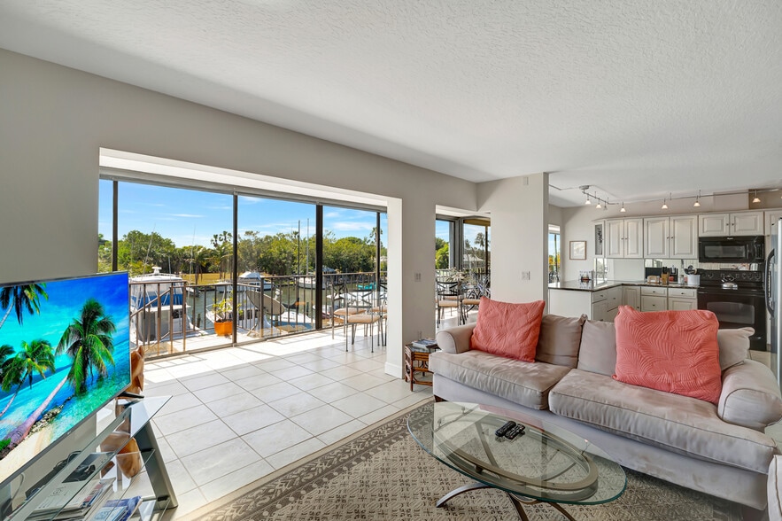 23 Royal Palm Pointe, Vero Beach, FL 32960 Restaurant For Sale