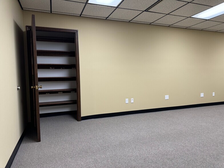 More Photos Of 8396 Mississippi St, Merrillville Office Residential For Lease