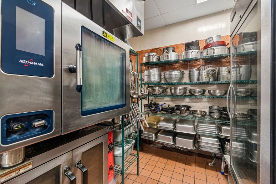 More Photos Of 3007 Commercial Way, Spring Hill Restaurant For Sale