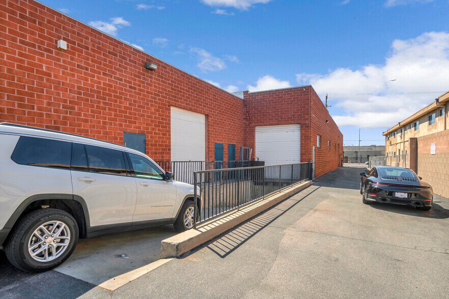 More Photos Of 13333-13345 Saticoy St, North Hollywood Warehouse For Lease