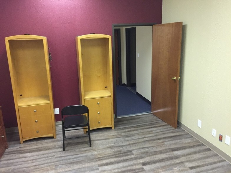 More Photos Of 337 Oaks Trl, Garland Office For Lease