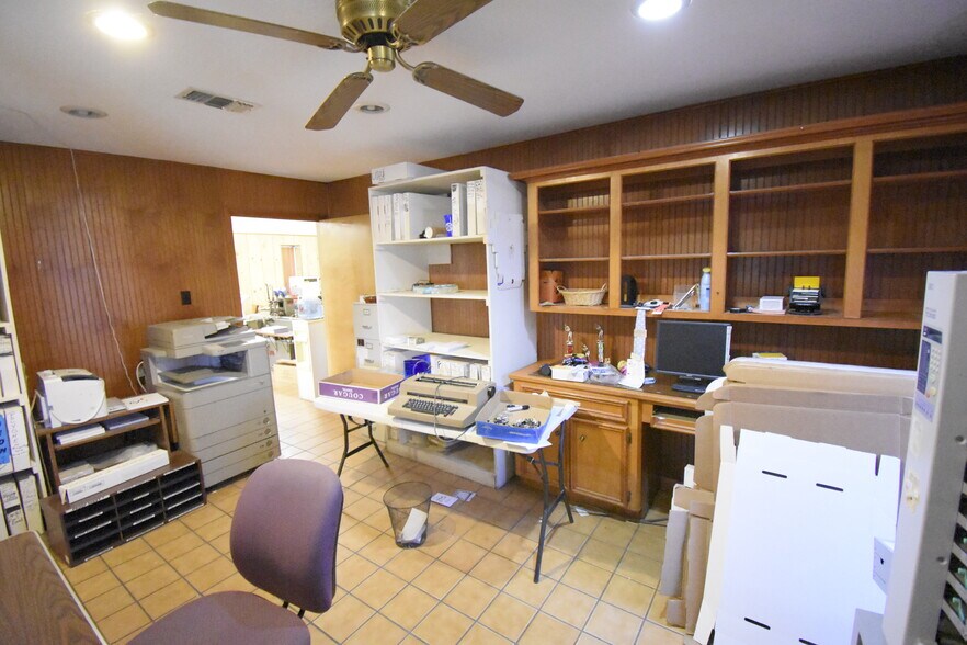 More Photos Of 630 Kentucky St, South Houston Office For Sale