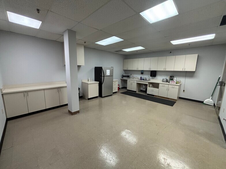 More Photos Of 400 Grove Rd, Thorofare Office For Lease