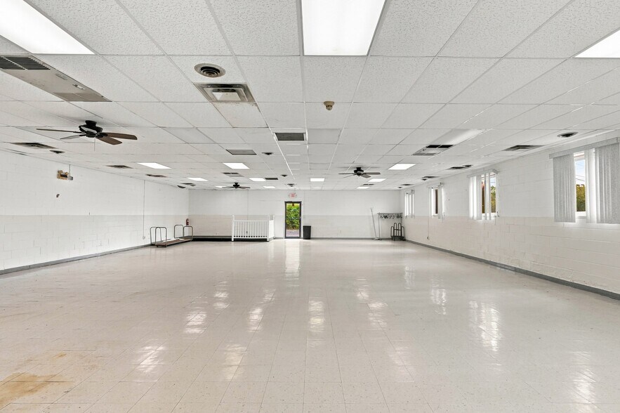 More Photos Of 12305 Beech Daly Rd, Taylor Flex For Sale