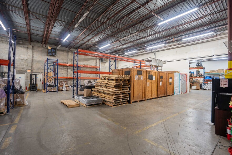 More Photos Of 5501-5519 Pioneer Park Blvd, Tampa Distribution For Lease