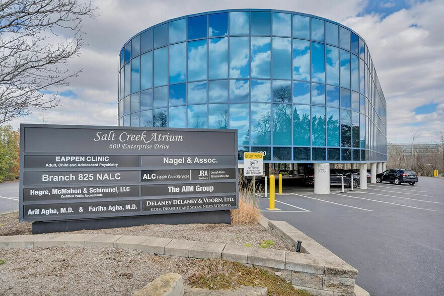 Primary Photo Of 600 Enterprise Dr, Oak Brook Medical For Sale
