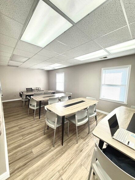 More Photos Of 1026 N Mitthoeffer Rd, Indianapolis Office For Sale