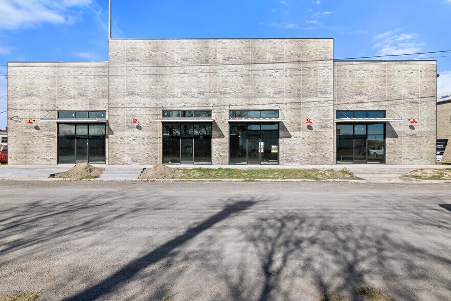 More Photos Of 202 W 1st St, Taylor Flex For Lease