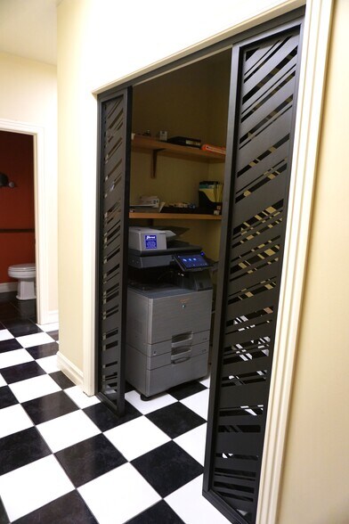 More Photos Of 404 S Main St, Jonesboro Office For Sale