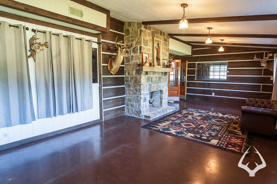 More Photos Of 205 N Wheeler Rd, Colmesneil Office For Sale
