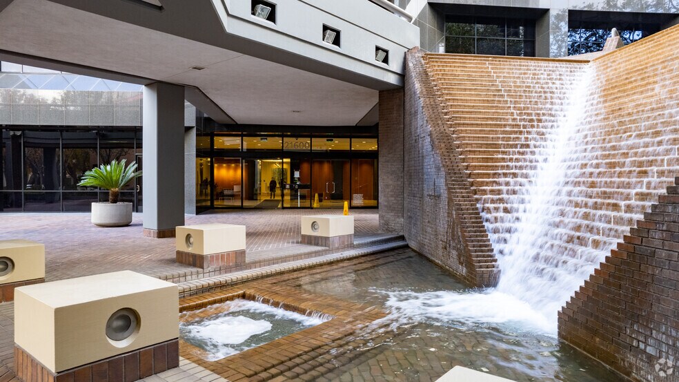 More Photos Of 21600 Oxnard St, Woodland Hills Office For Lease