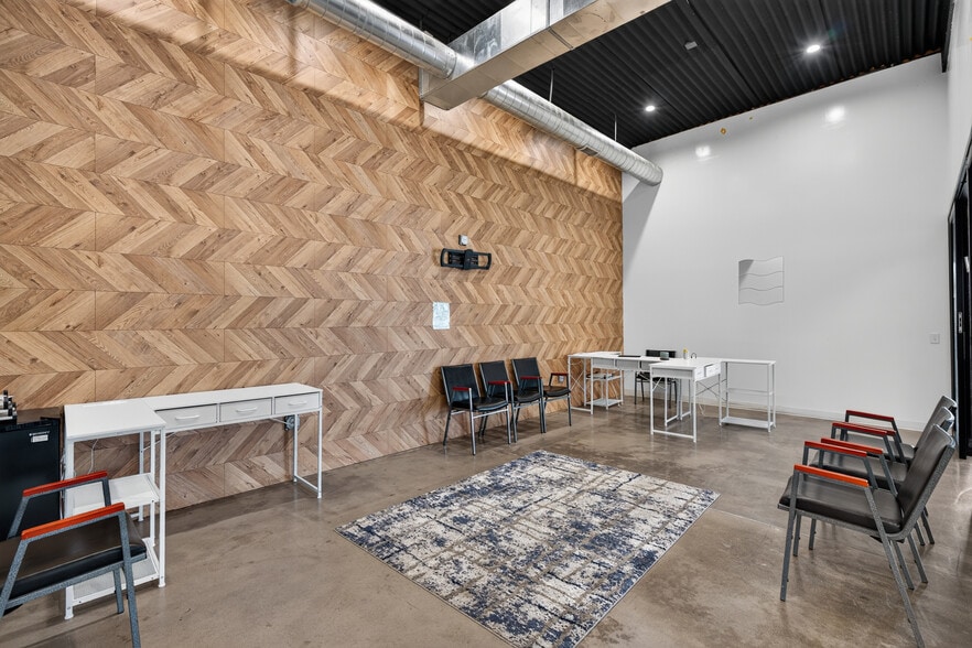 More Photos Of 6023 Hazeltine Ave, Van Nuys Warehouse For Lease