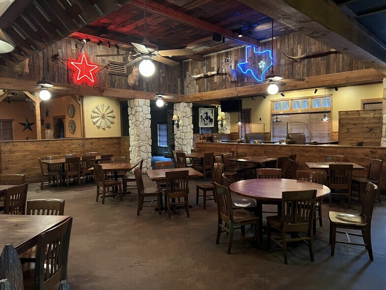 More Photos Of 4700 W Locust St, Rogers Restaurant For Lease