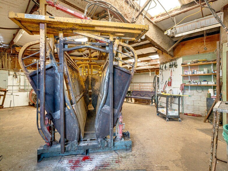 More Photos Of 1853 S Broadway St, Coalgate Flex For Sale