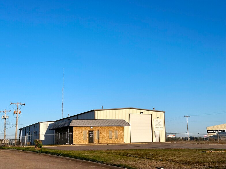 More Photos Of 3500 S Hwy 81, El Reno Service For Lease