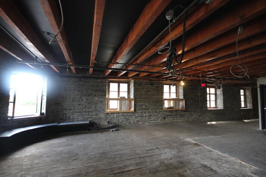 More Photos Of 21 Rue de la Commune E, Montréal Storefront Retail Residential For Lease