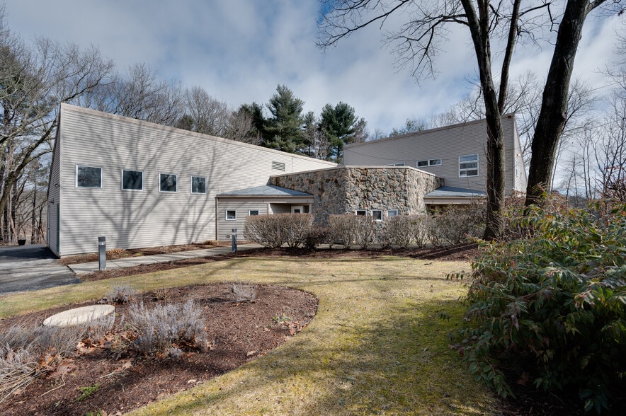 Primary Photo Of 154 Sturbridge Rd, Charlton Veterinarian Kennel For Lease