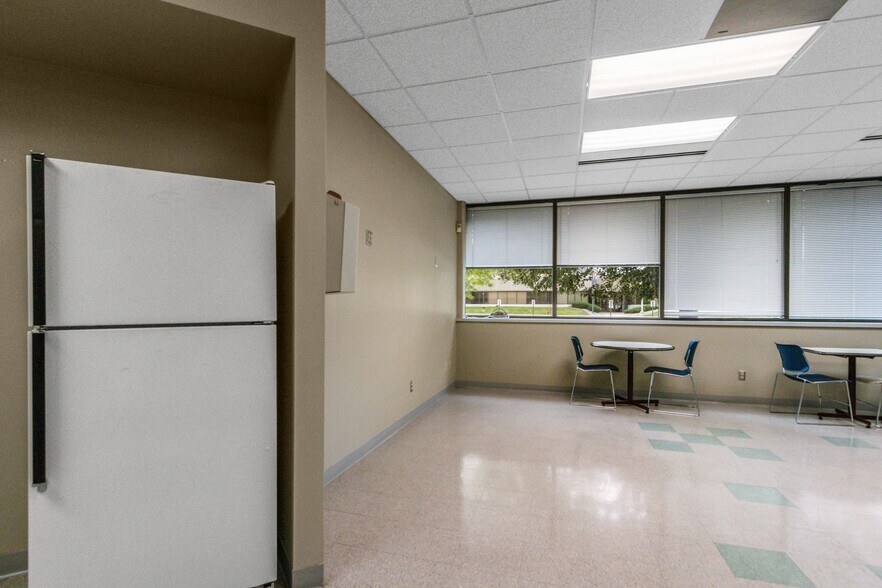 More Photos Of 1088 Springhurst Dr, Green Bay Office For Lease