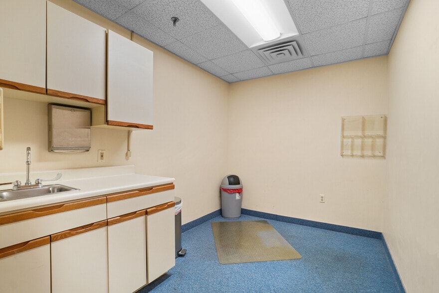 More Photos Of 725 Reservoir Ave, Cranston Medical For Lease