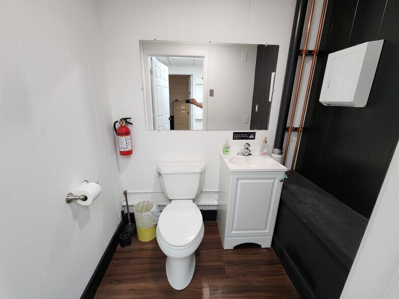 More Photos Of 4105 12 Mile Rd, Berkley Storefront For Sale