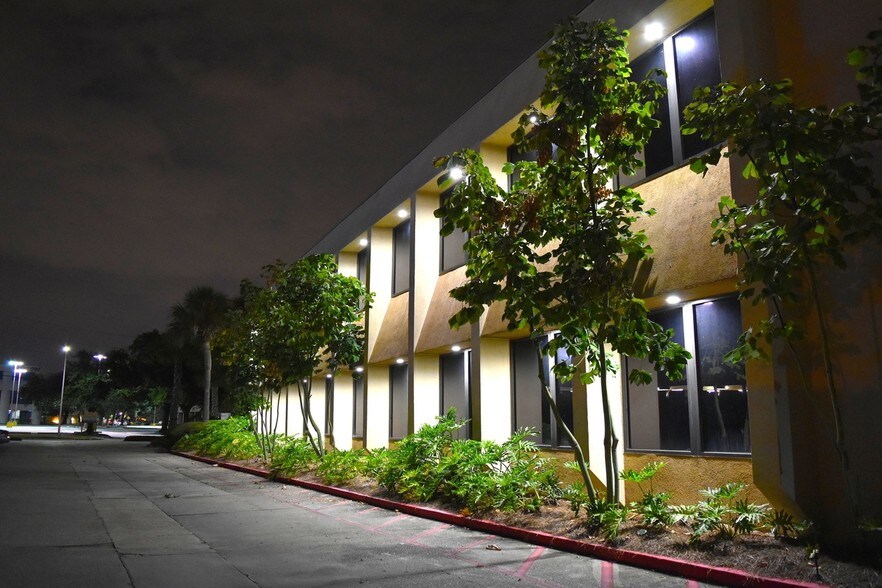 More Photos Of 824 Elmwood Park Blvd, New Orleans Medical For Lease