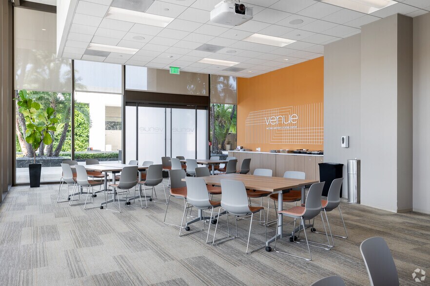 More Photos Of 11100 Santa Monica Blvd, Los Angeles Office For Lease