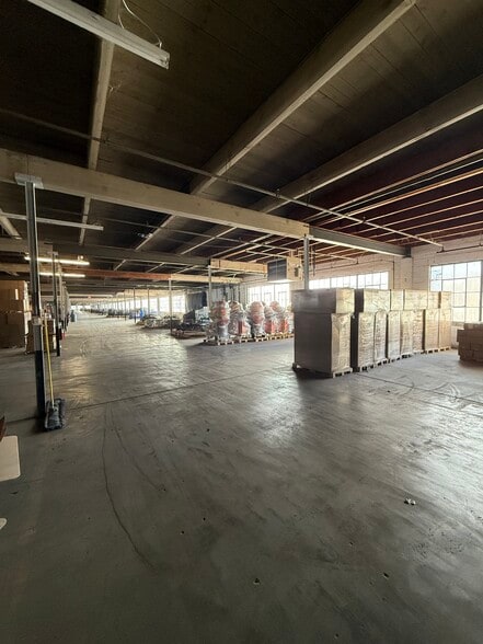 More Photos Of 220 E 14th Ave, North Kansas City Distribution For Lease