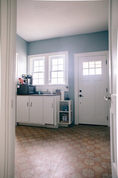 More Photos Of 355 N College Ave, Fayetteville Office Residential For Lease