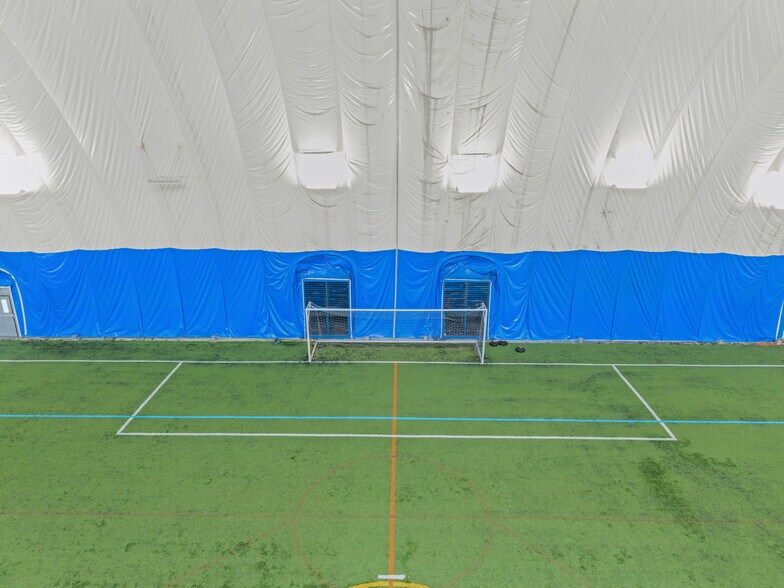 More Photos Of 901 Cannon Rd S, Dundas Sports And Entertainment For Sale