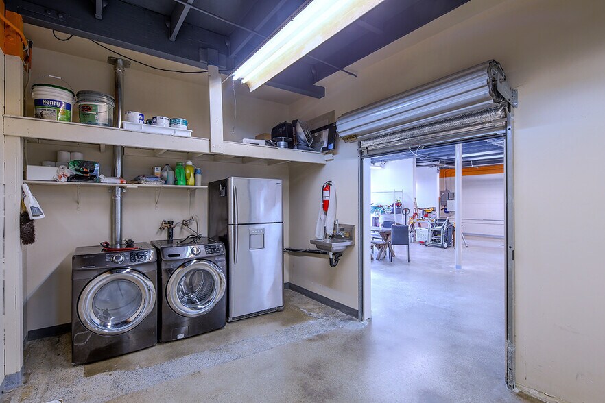 More Photos Of 227 W Maple Ave, Monrovia Manufacturing For Lease