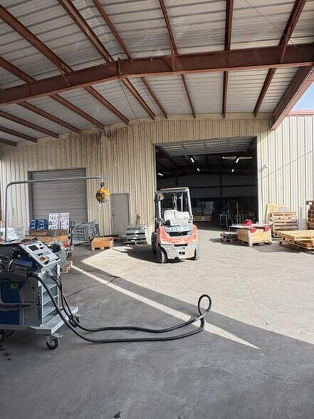 More Photos Of 2805 Singleton St, Rowlett Distribution For Lease