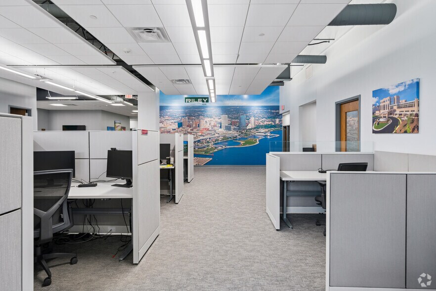 More Photos Of N19W23993 Ridgeview Pky, Waukesha Office For Sale