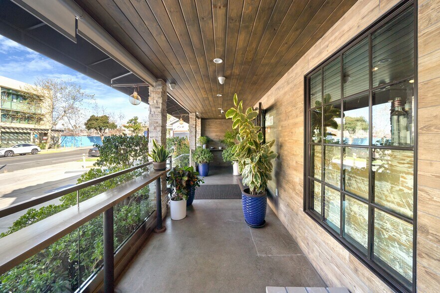 More Photos Of 228 S Oxford Ave, Los Angeles General Retail For Sale