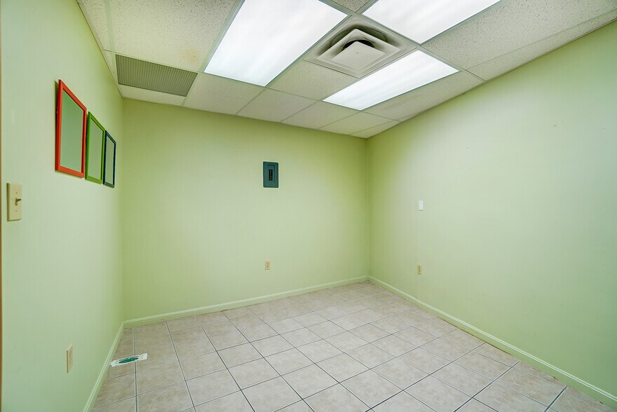 More Photos Of 3925-3927 Brotherton Rd, Cincinnati Office For Sale