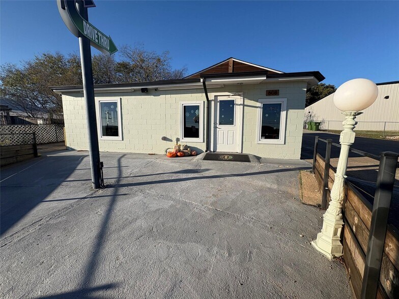 More Photos Of 608 SW Big Bend Trl, Glen Rose Restaurant For Sale