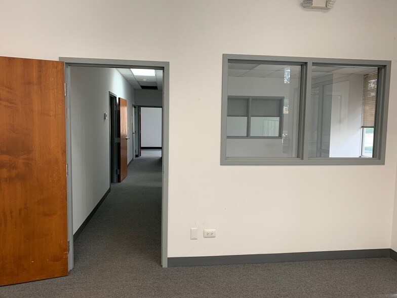 More Photos Of 1472 St Paul Ave, Gurnee Warehouse For Lease