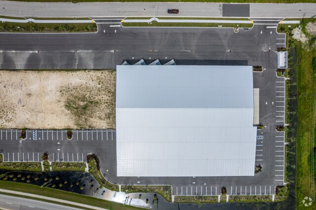 More Photos Of 3641 Ironbridge Blvd, Fort Myers Distribution For Lease