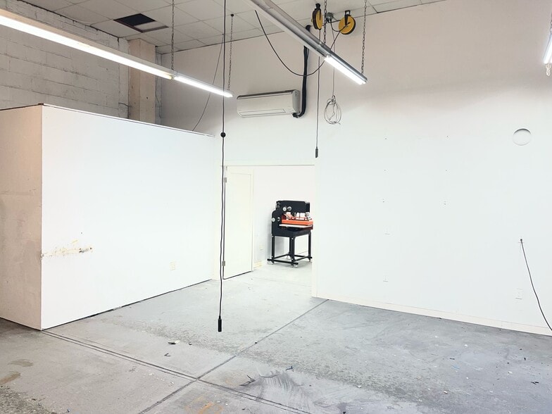 More Photos Of 87-89 Garden St, Westbury Warehouse For Lease