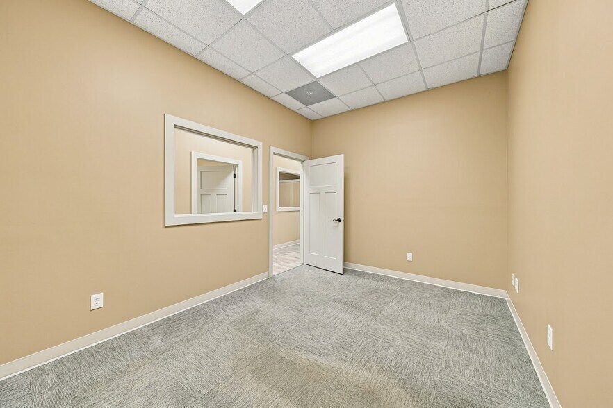 More Photos Of 3441 Devils Glen Rd, Bettendorf Storefront For Lease