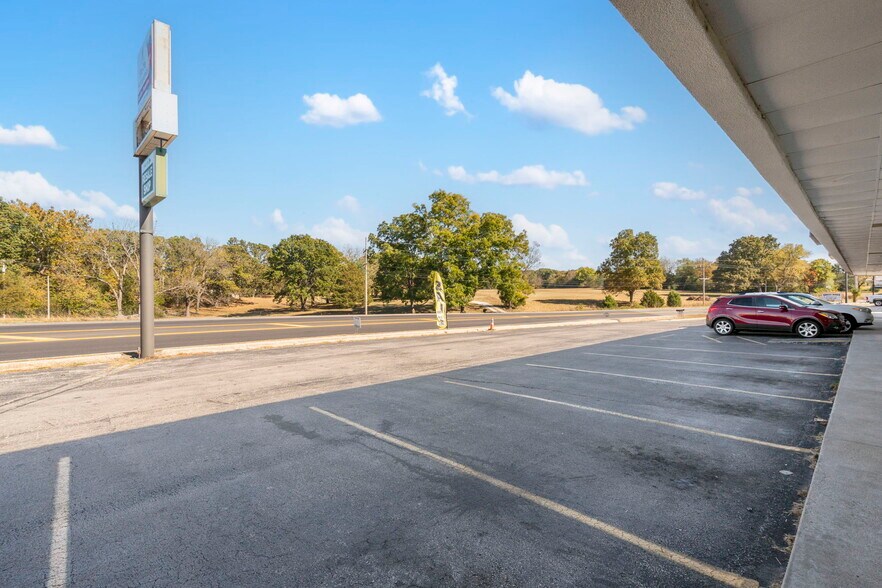 More Photos Of 1875 N State Highway CC, Nixa General Retail For Lease
