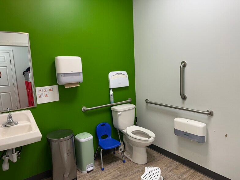 More Photos Of 850-852 Perry Rd, Apex Medical For Lease