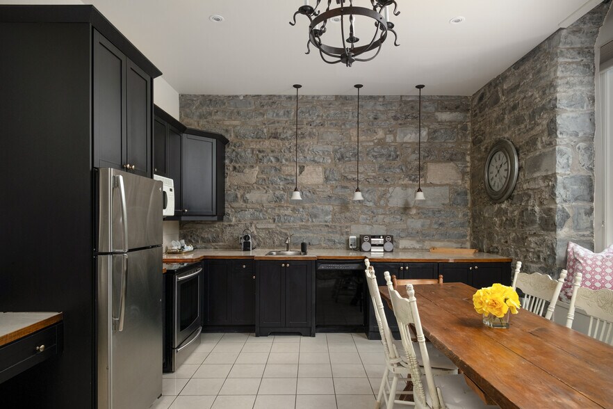 More Photos Of 8 Starr Pl, Kingston Hospitality For Sale