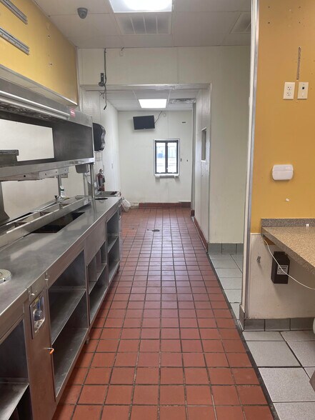 More Photos Of 2101 19th St, Hondo Fast Food For Sale
