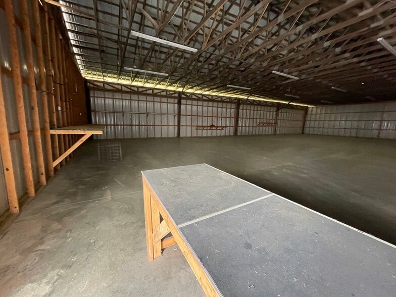 More Photos Of 702 Chastain Blvd W, Glencoe Warehouse For Lease