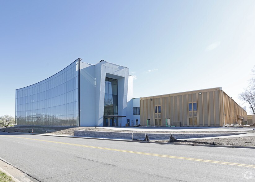 More Photos Of 10951 Lakeview Ave, Lenexa Office For Lease